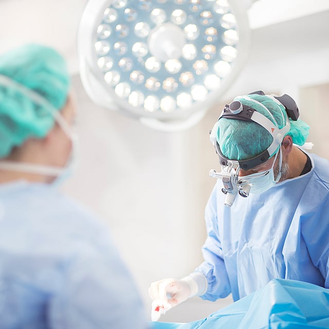 Operationssalen där två veterinärer jobbar.