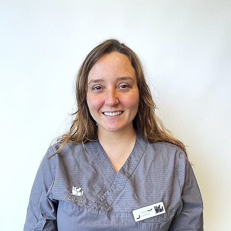 Samyra, legitimerad veterinär.