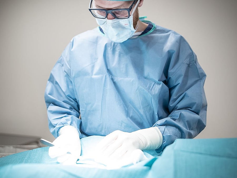 Veterinär i en operationssal.