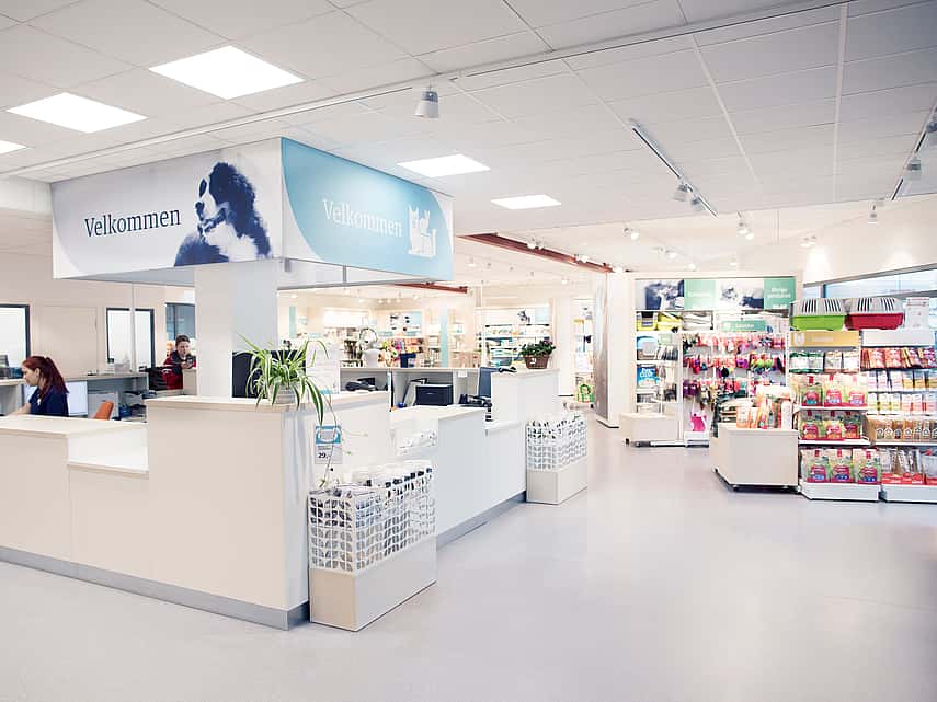 Reception och butiken på en av AniCuras djursjukhus.