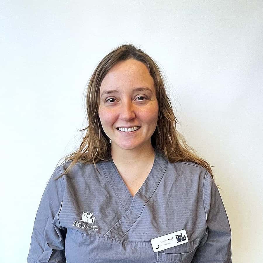 Samyra, legitimerad veterinär.