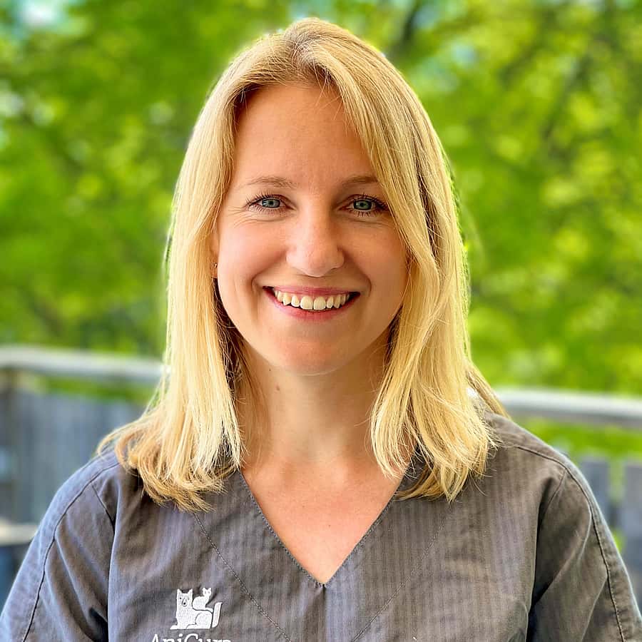Clara, legitimerad veterinär.