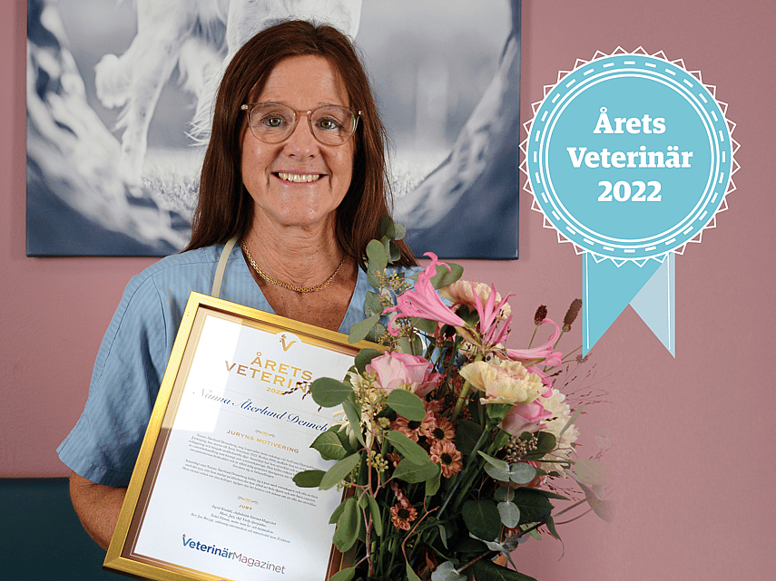 Årets veterinär Nanna Åkerlund Denneberg håller i årets diplom och en bukett med blommor. Fotograf: Anders Hammarström