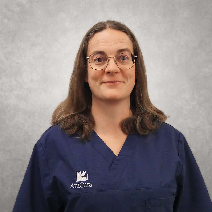 Annika Karlsson är en legitimerad veterinär med specialistkompetens i hunden och kattens sjukdomar