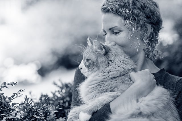 Kvinna kramar om en katt.